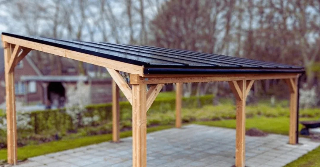 houten carport met zonnepanelen een schuin zwart dak