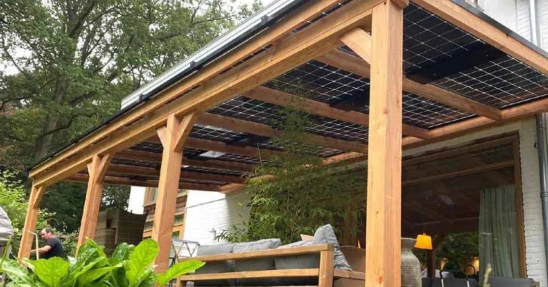 houten veranda met zonnepanelen van onderen tegen een huis in tuin
