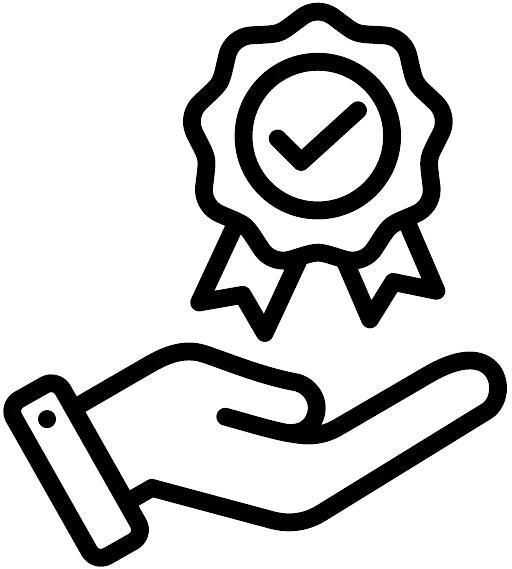 Het icoon toont een hand die een gecertificeerd kwaliteitslabel of garantiebadge vasthoudt, wat duidt op goedkeuring of hoge standaard.