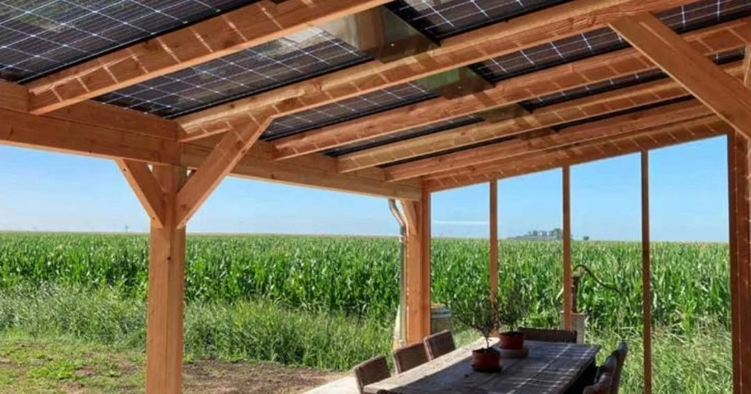 Solar veranda vanuit onderkant met uitzicht op grasveld