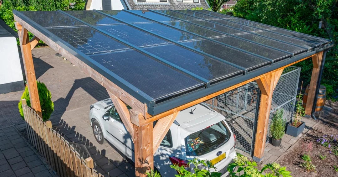 Houten carport met zonnepanelen