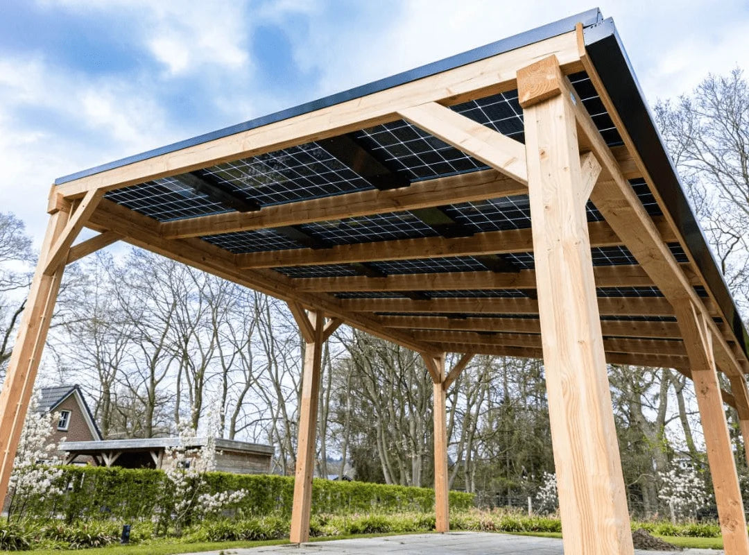 houten carport met zonnepanelendak tegen een lente achtergrond