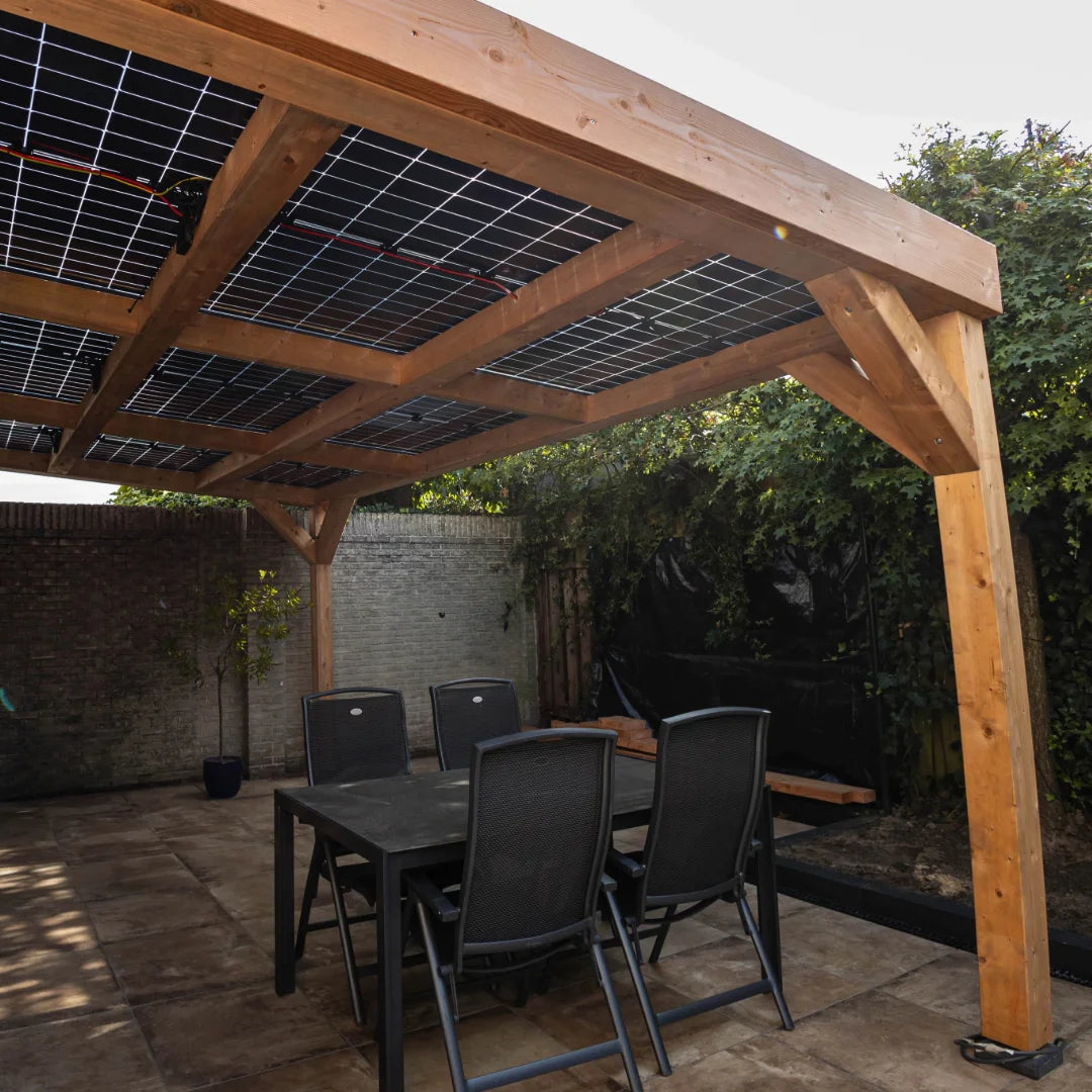 Hoten overkapping met zonnepanelen boven een tuinset
