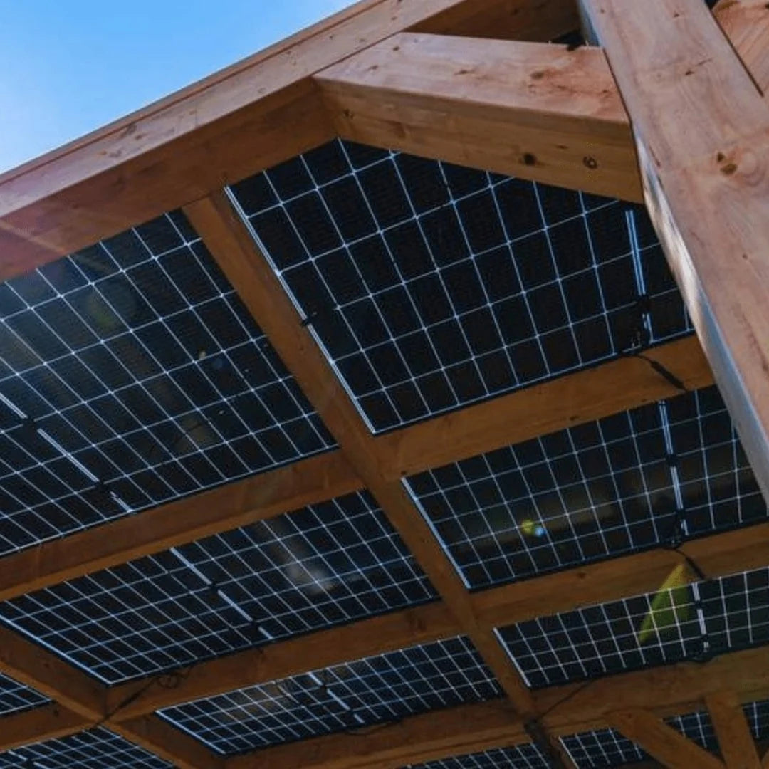 houten carport met zonnepanelen aanzicht van onderen