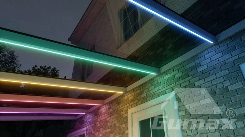 Een dynamisch verlichtingssysteem onder een terrasoverkapping, met meerdere LED-strips.