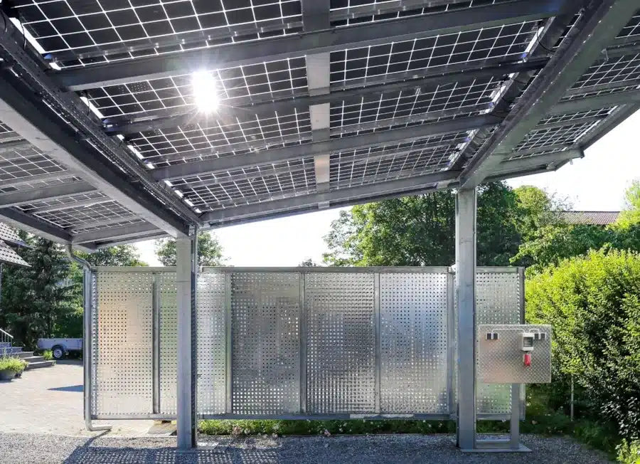 Zonnepanelen carport met metalen frame en geperforeerde wanden in een buitenomgeving.