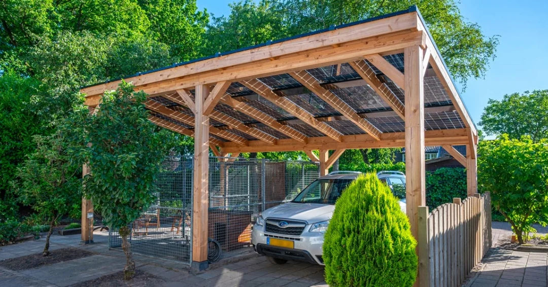 Houten carport met zonnepanelen